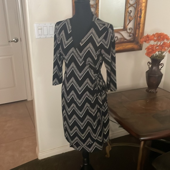 Gorgeous Chevron Print wrap dress 🖤 - Picture 3 of 6